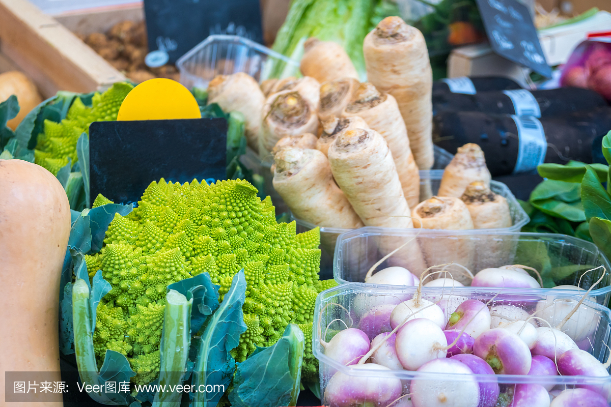 法国巴黎农贸市场上的新鲜生物蔬菜。典型的欧洲本地农贸市场